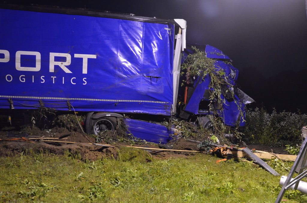 VU LKW umgestuerzt Feldkassel Industriestr Robert Boschstr P195.JPG